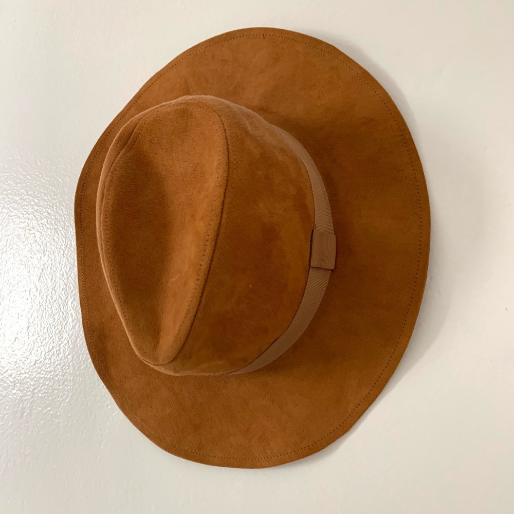 Deep tan hat M